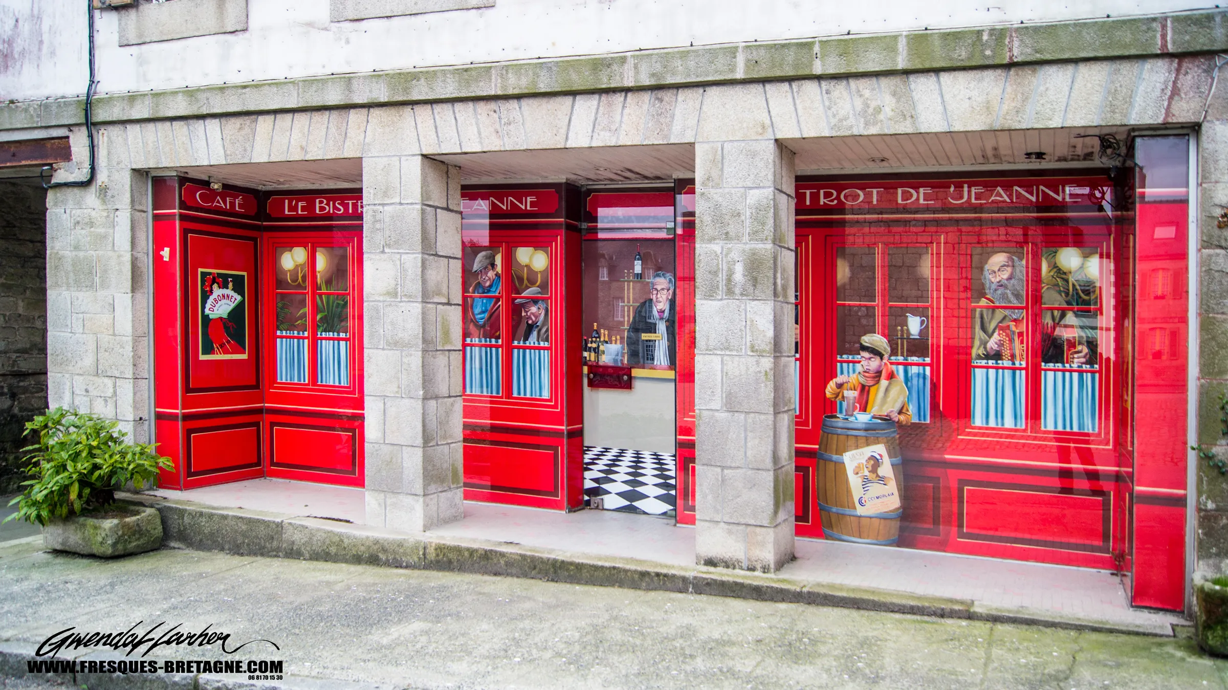 Faux bistrot rouge peint en trompe-l'œil sous des arcades de granit, Le Bistrot de Jeanne, Guerlesquin